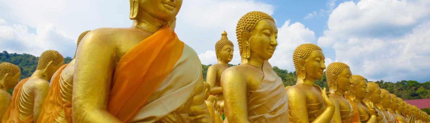 Buddha statstuer der sidder og mediterer.