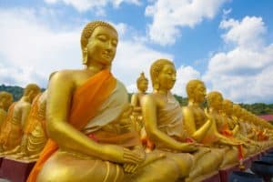 Buddha statstuer der sidder og mediterer.