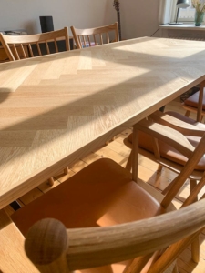 Egetræssildebensbord med stole