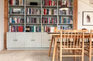 Indbygget reol med bøger i spisestue