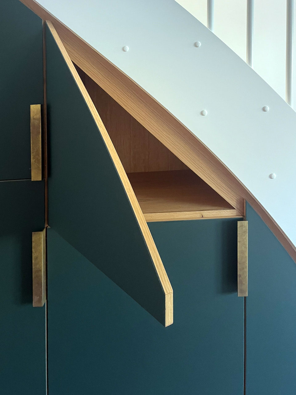 Åben grøn Forbo linoleumslåge i Conifer viser egetræsfiner på indersiden og præcis tilpasning op mod trappen