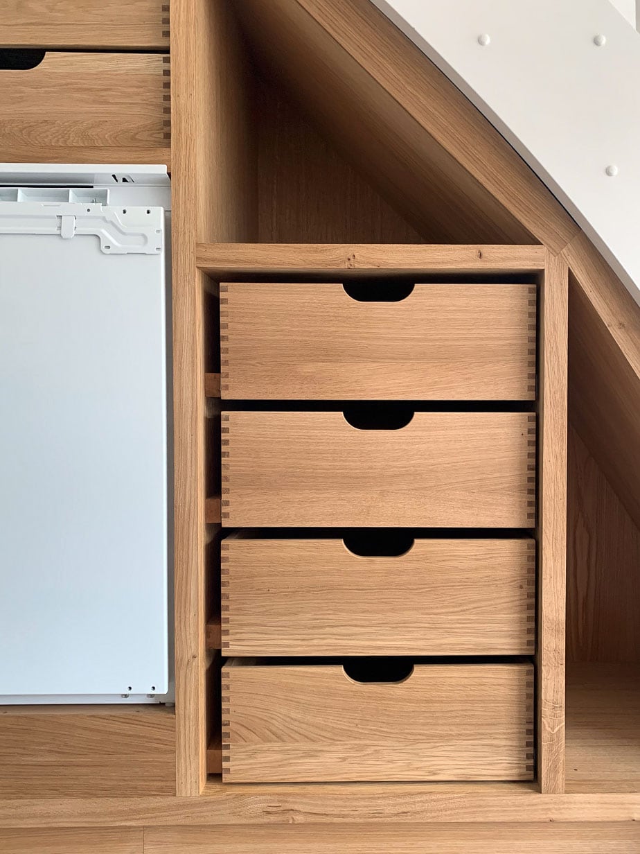 Nærbillede af fire dybe fingersamlede massiv-eg-skuffer før montering af linoleumslåger – køkkenopbevaring under trappe (work-in-progress)