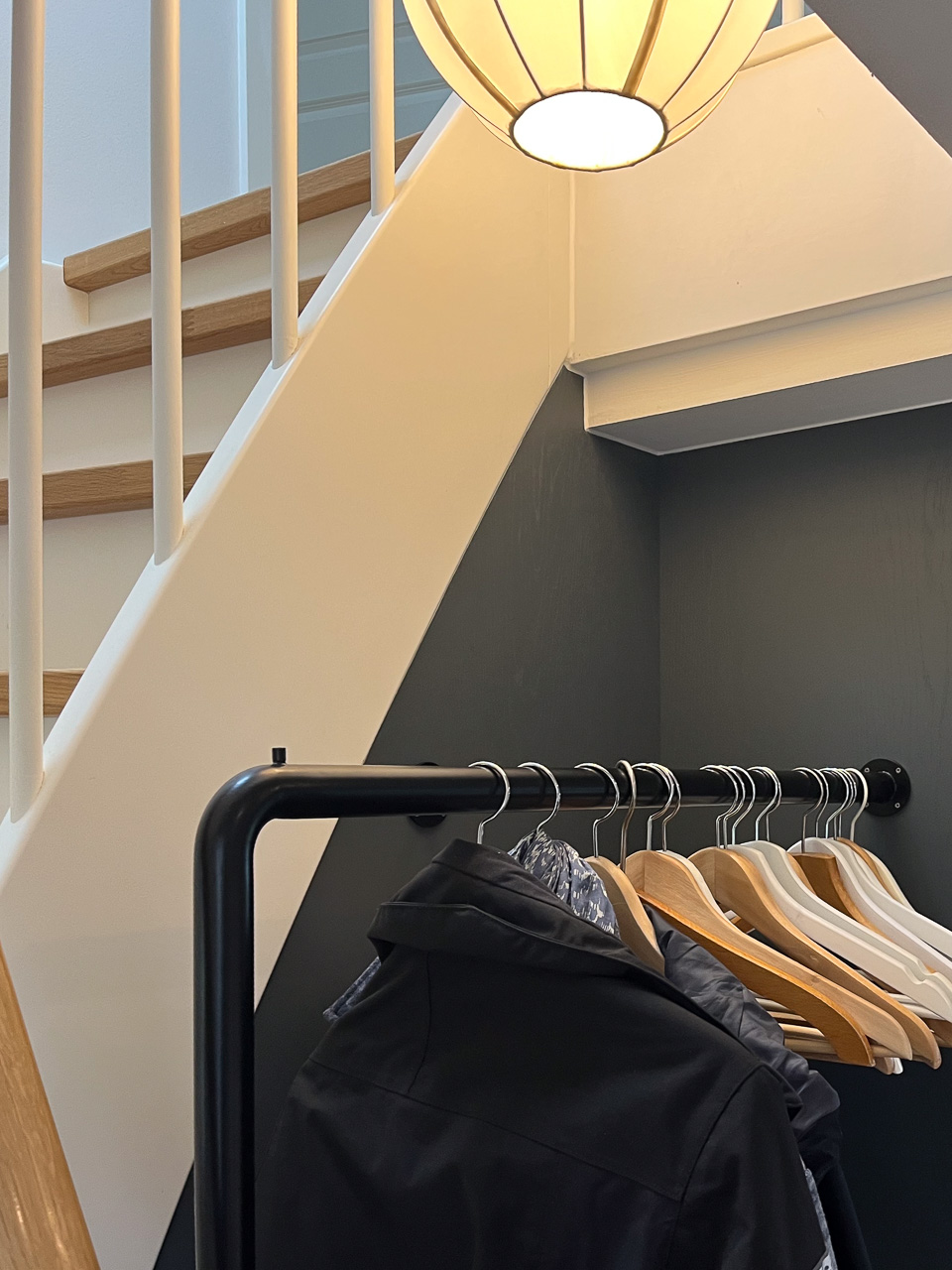 Bøjlestand med lampe og stemning