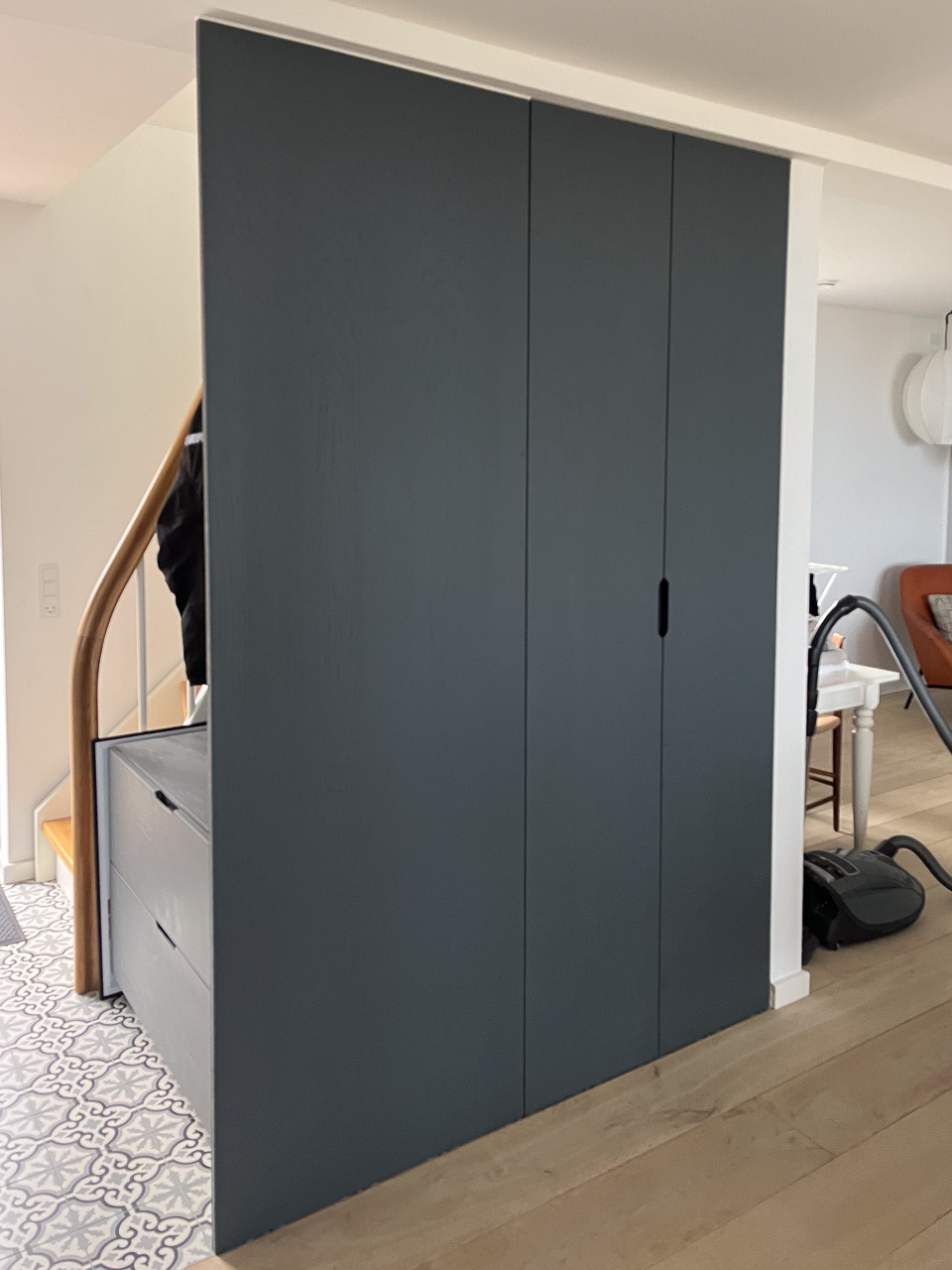 Helhedsbillede fra stuen, men kig til skuffer