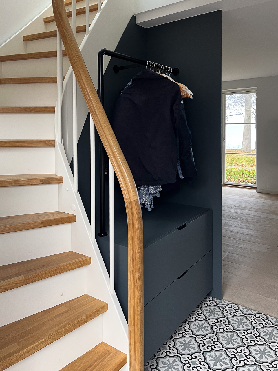 Hero/overblik – trappesiden med bøjlestand og skuffer