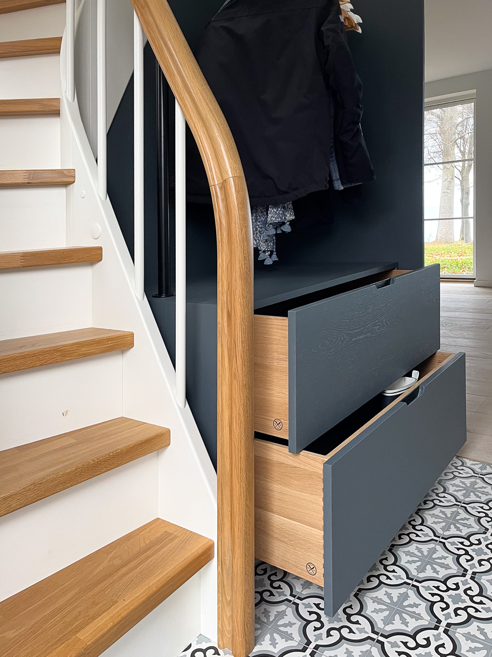 Skuffer med trappe i forgrunden