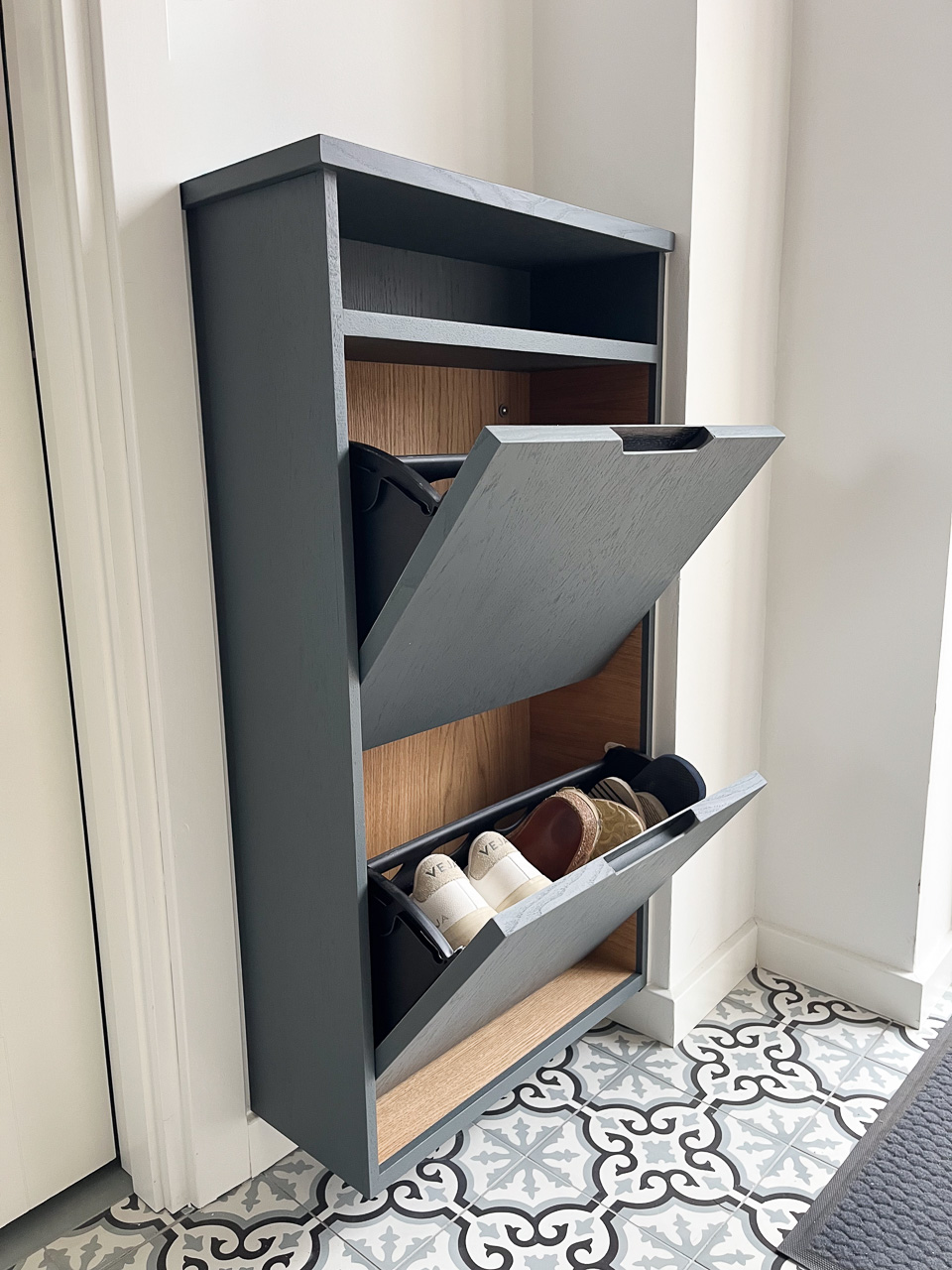 Skoskab åbent med sko