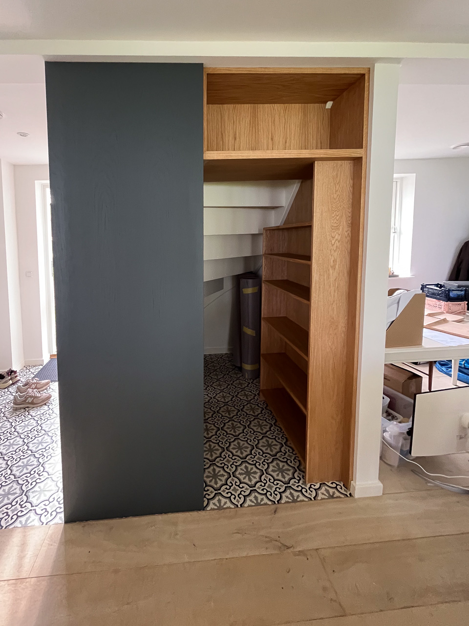 Arbejdsbillede: Reol med hylder inden bøjlestang og låger