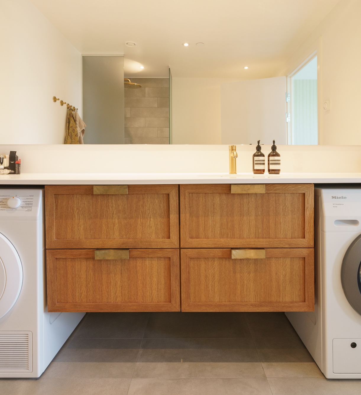 Store badeværelse – vaskeunit 4 skuffer, vaskemaskine, tørretumbler, Corian