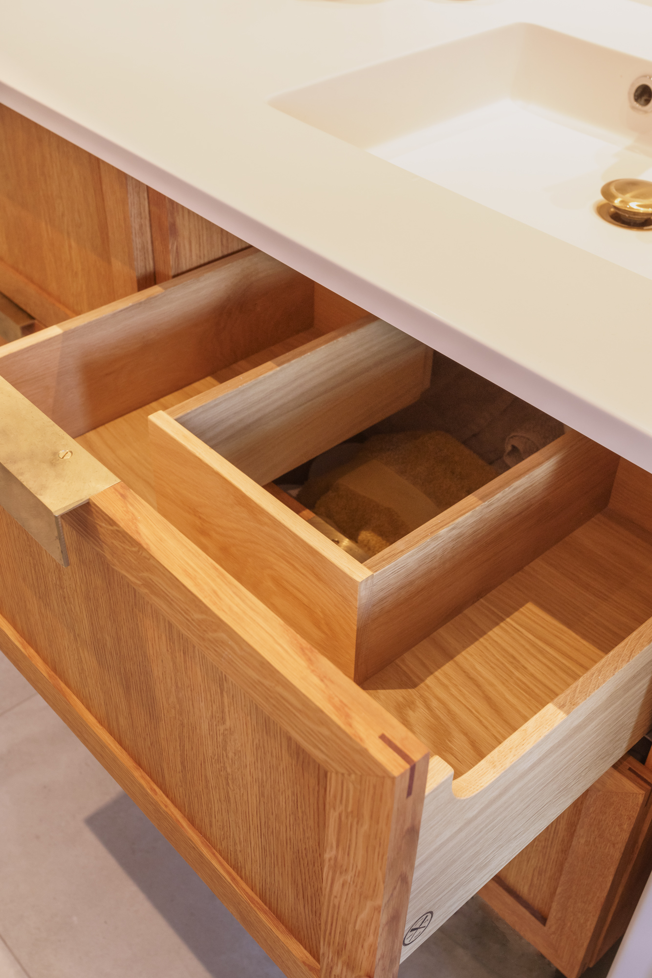 Åben skuffe med udsparing til rør, Corian-bordplade, messing bundventil