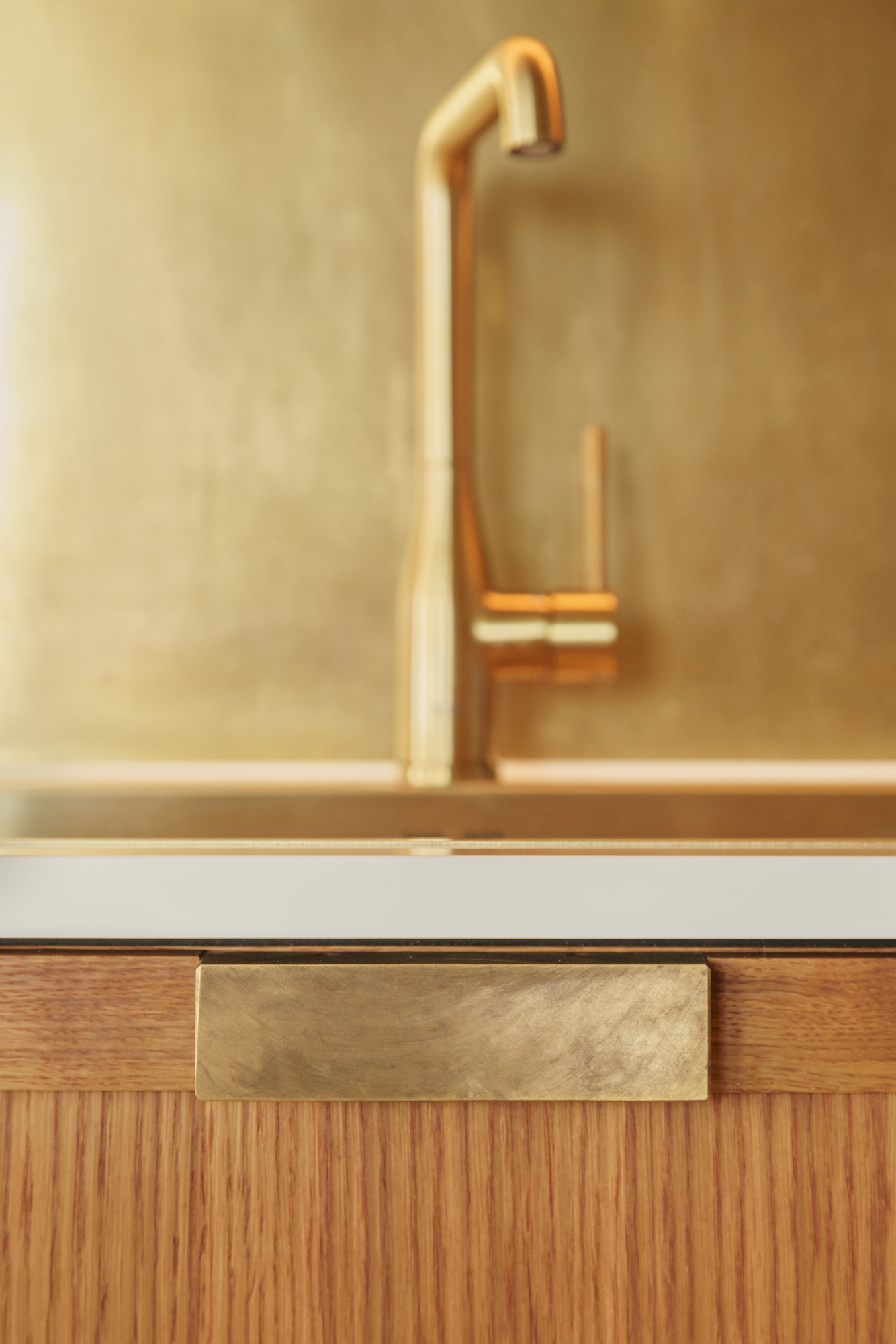 Messinggreb på låge, Messingvandhane og Messingbagplade