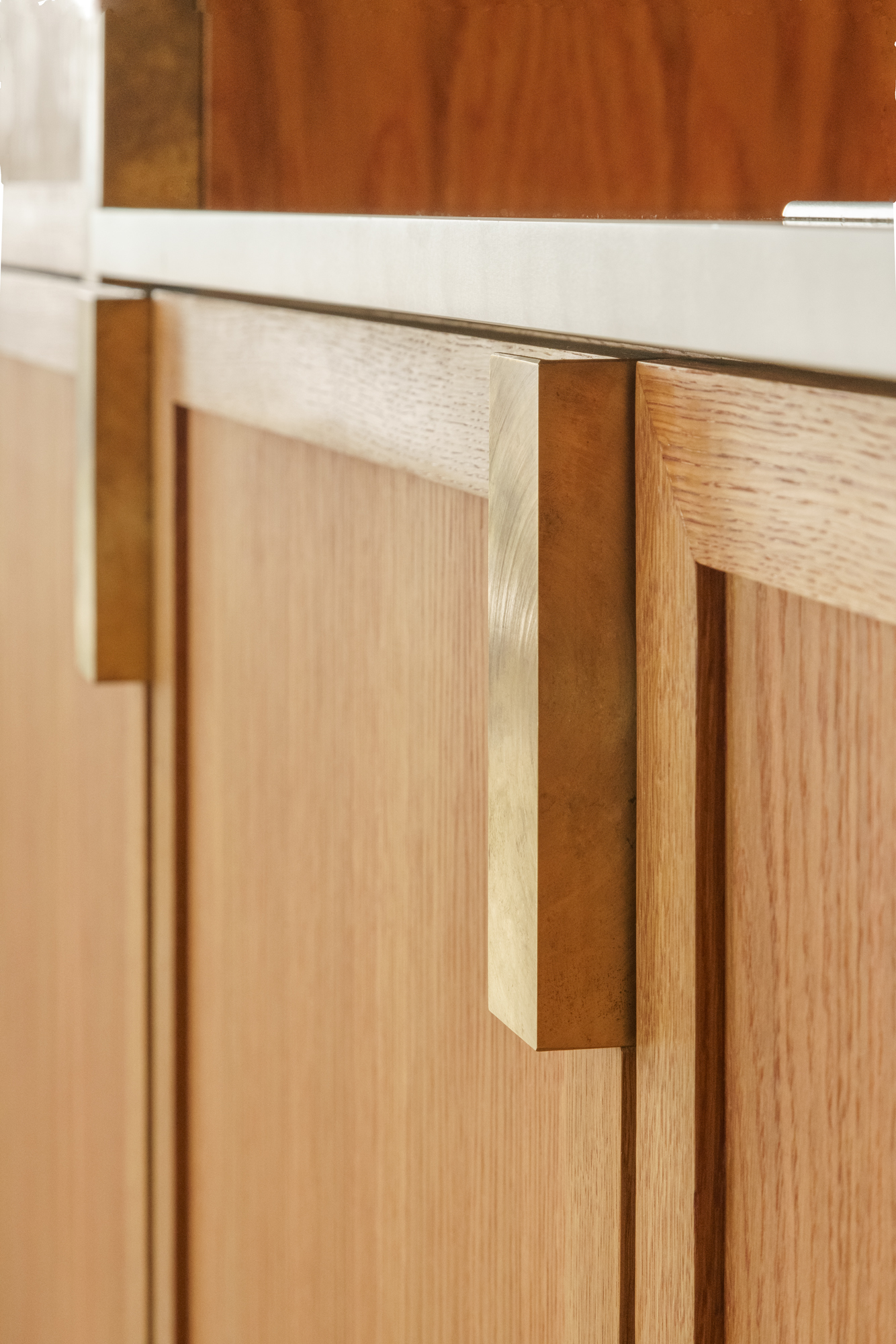 Skuffefront med messinggreb