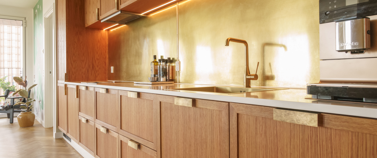 Perspektiv langs bordplade – LED, messingbagplade reflekterer lys, vandhane