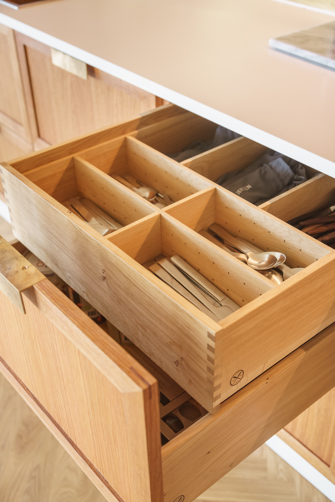 Skuffe og inderskuffe med bestikindsats