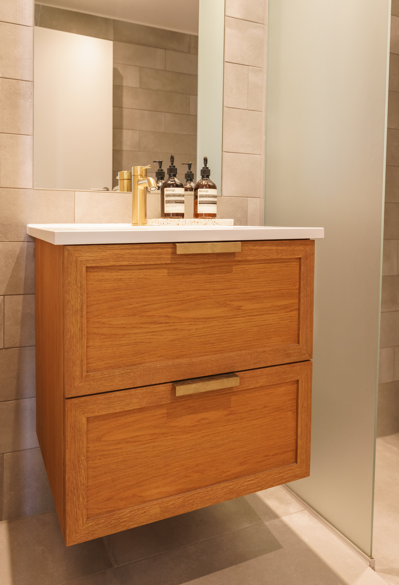 Lille badeværelse – væghængt skab, 2 skuffer, Aesop sæbe
