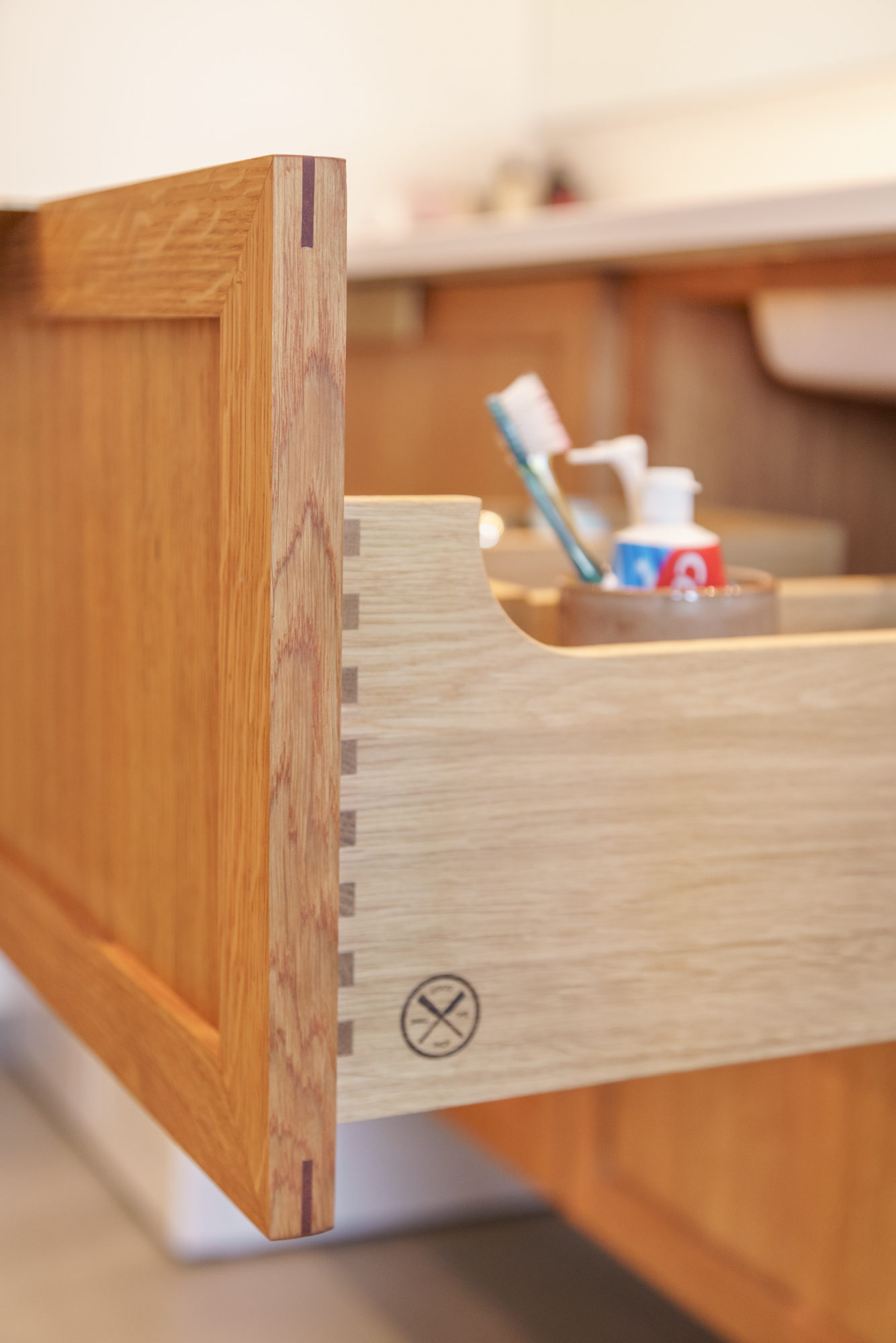 Badeværelse – åben skuffe med sinkesamlinger, Smalltime-stempel